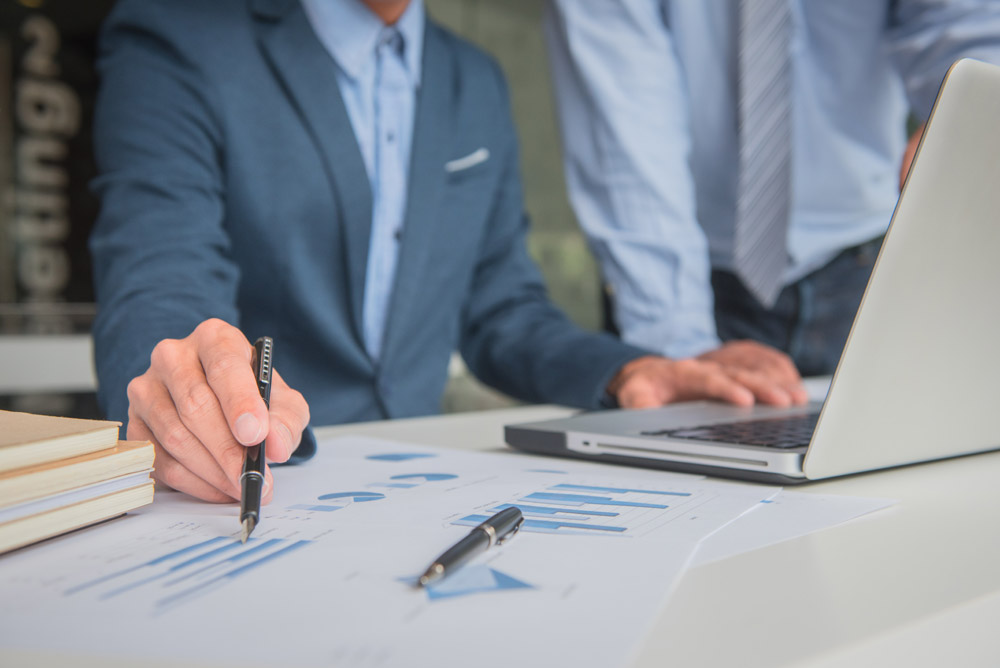 Geschäftsmänner arbeiten an Business Model