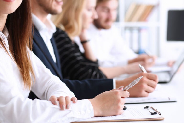 Erfolgreich als Führungskraft - Leadership und Business. Seminargruppe macht Notizen
