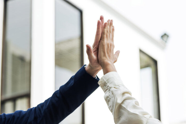 High Five - Wirksam führen mit Erfolg. Artikel mit hilfreichen Ausführungen